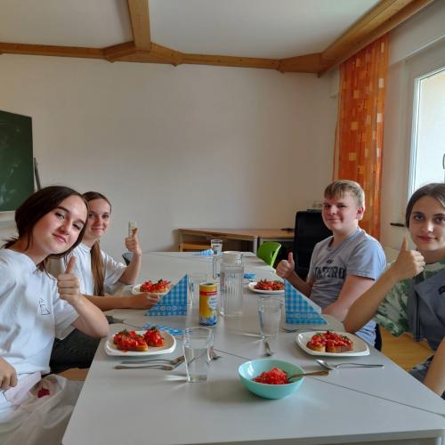 Schülerinnen beim Essen der Vorspeise.