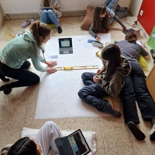 SchülerInnen beim Bearbeiten des Plakats.