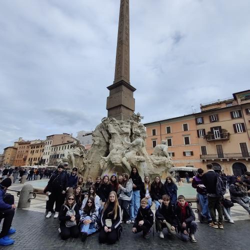 Gruppenfoto vor dem Vierströmebrunnen auf Piazza Navona. 