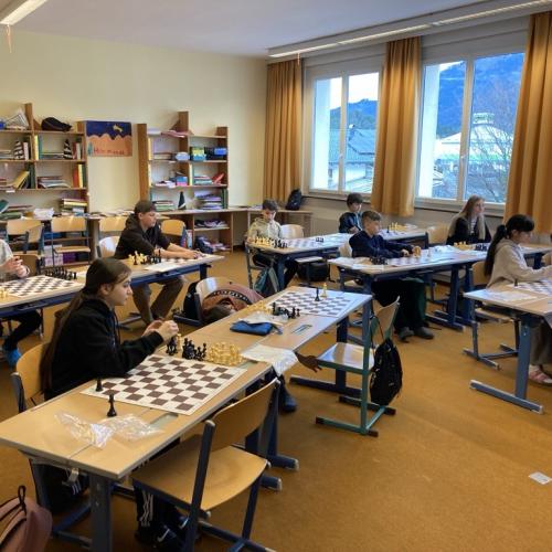 Schüler beim Schachspiel. 