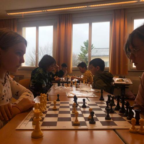 Schüler beim Schachspiel.