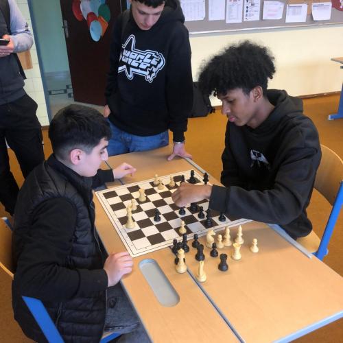 Schüler beim Schachspiel.