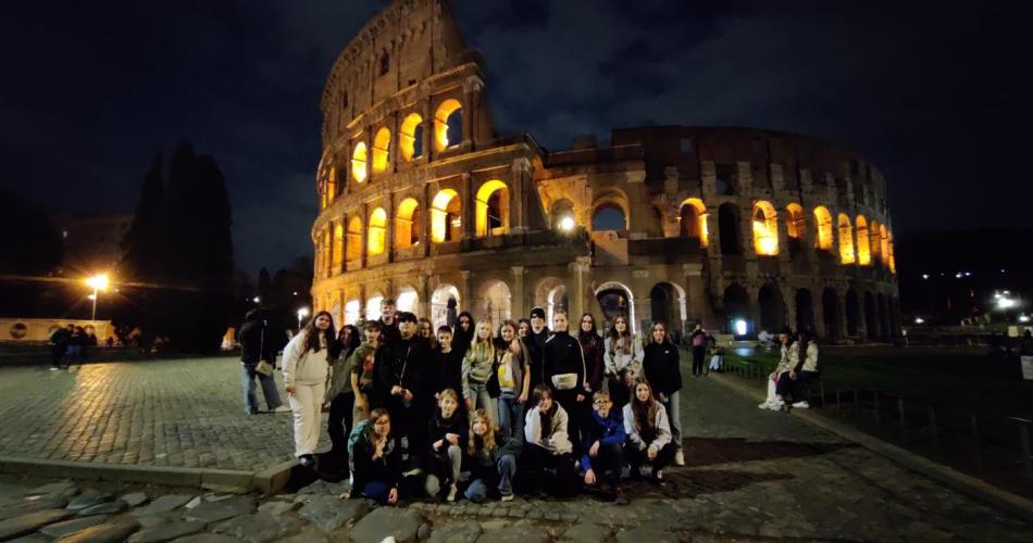 Gruppenfoto vor dem Kolosseum in Rom.